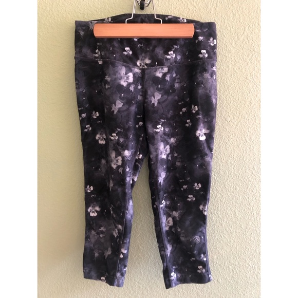 High Waisted Athletic Capri Leggings - Picture 5 of 6